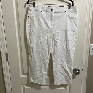 Womens Chico size 2 Capri, white